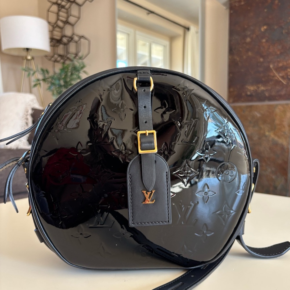 LOUIS VUITTON Vernis Boite Chapeau in Black Patent Leather Crossbody Bag